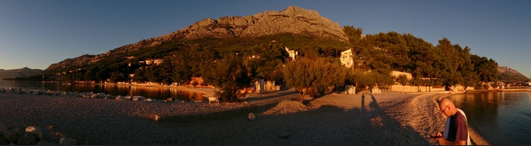 Am Strand von Brela mit Kletterfelsen